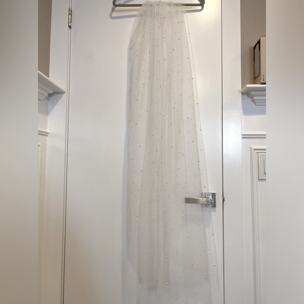Bridal Veil with Scattered Pearls - White